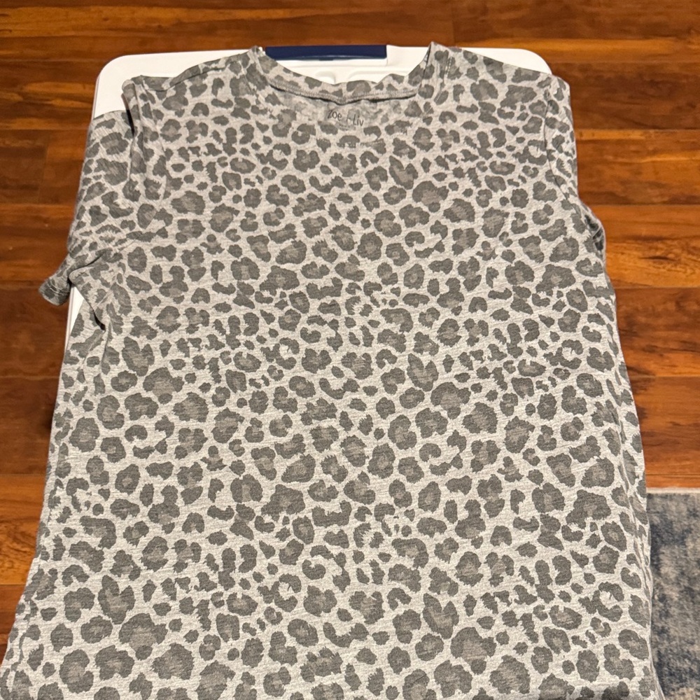 Zoe + Liv Gray Leopard Print Short Sleeve Tee